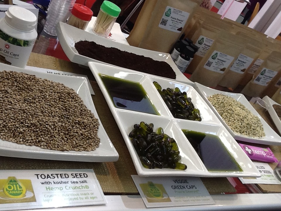 Семена, пудра, масло, капсулы, полезные батончики из конопли на стенде Hemp Oil Canada (BioFach 2013)