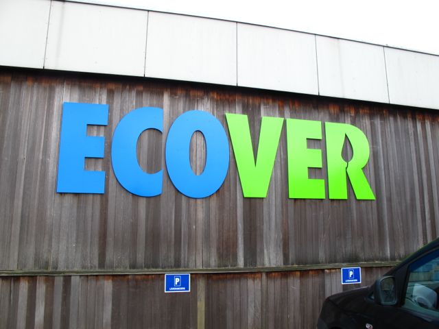 Логотип Ecover на стене офиса
