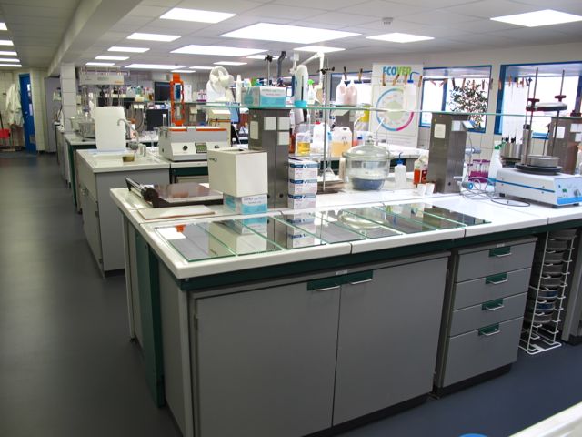 В лаборатории Ecover - на переднем плане лежат загрязненные зеркала, на которых тестируются продукты для очистки стекол Ecover и конкурентов