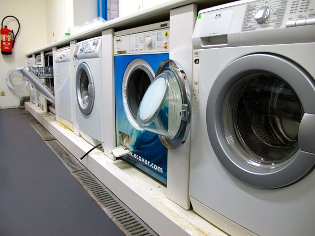 В лаборатории Ecover - стиральные и посудомоечные машины разных производителей для тестирования соответствующих средств