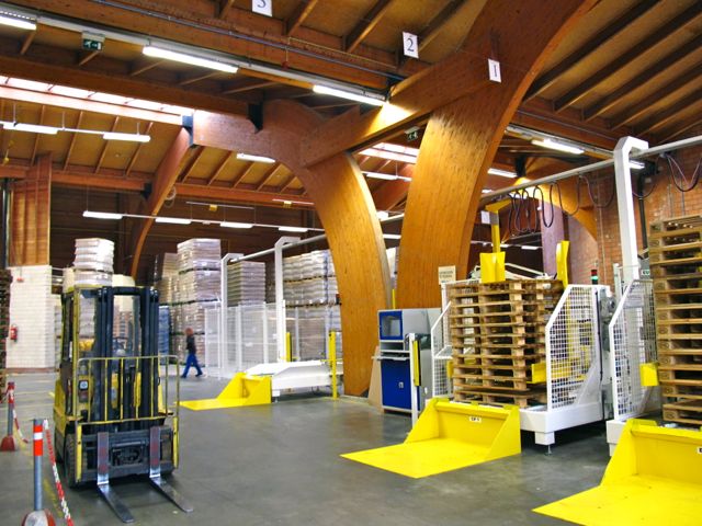 Деревянные перекрытия и колонны в залах завода Ecover