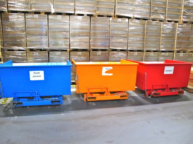 Урны для раздельного сбора отходов в складском помещении Ecover