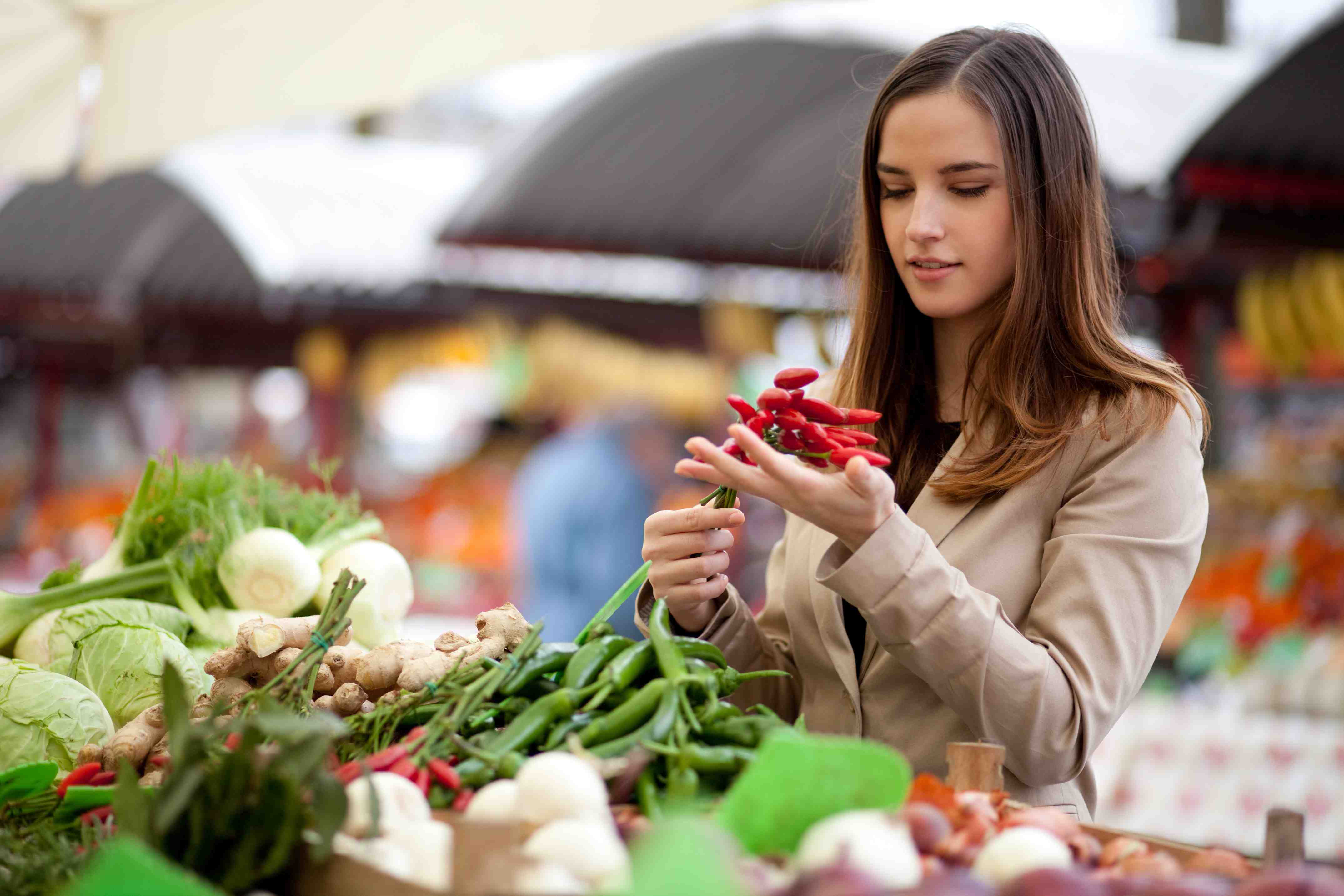 Почему люди овощи. Девушка на рынке выбирает овощи. Девушка на овощном рынке. Девушка с фруктами. Фотосессия с овощами.