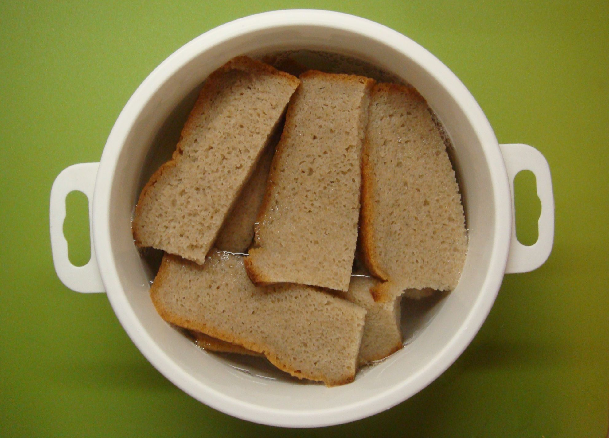 Маска для волос из хлеба. Мокрый хлеб. Маска для волос из черного хлеба. Маска из ржаного хлеба. Хлеб замоченный в воде.
