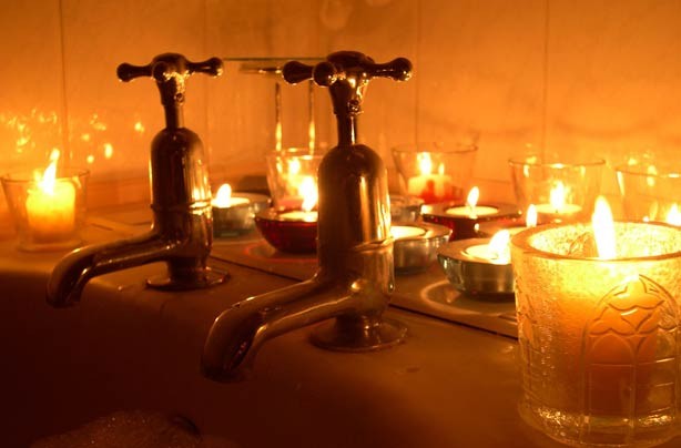 Cheap-romantic-ideas-have-a-bath-together