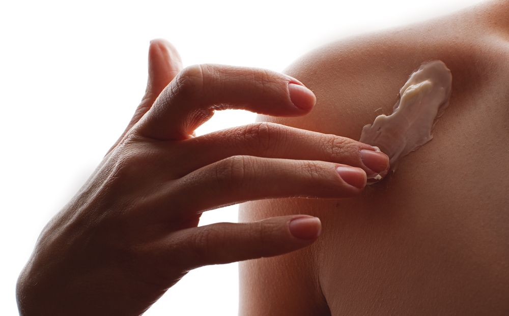 woman-applying-moisturizing-cream-for-body