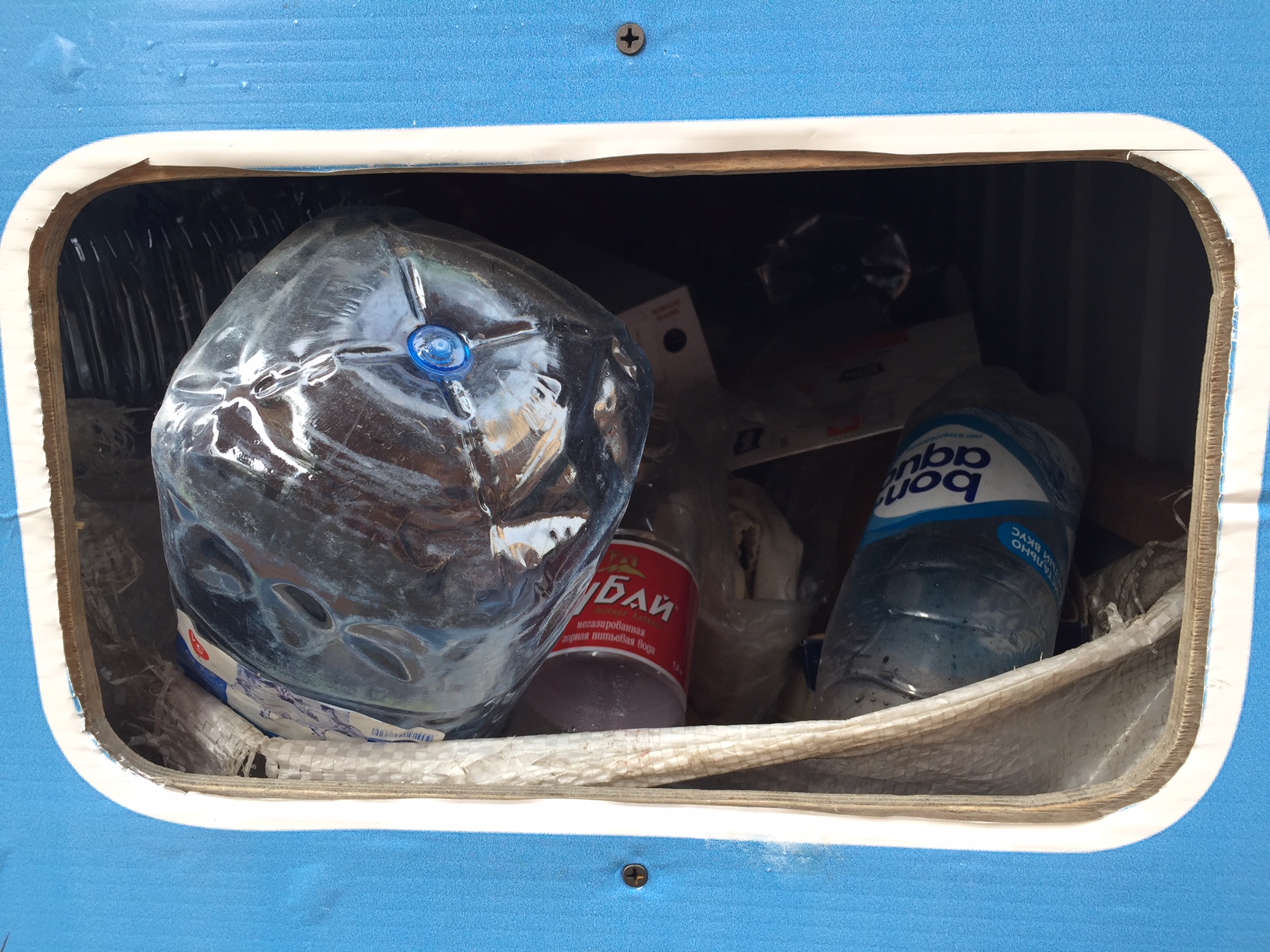 пластик - в контейнере для картона встречается не редко