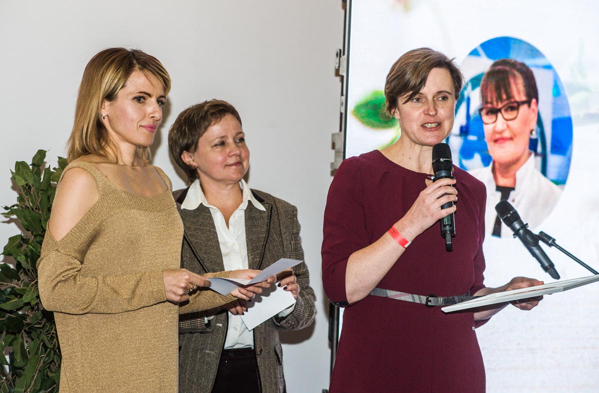 Анна Алябьева (infogreenwashing), Наталья Борисова (жюри) вручают премию за лучший органический продукт Виктории Тышкевич (Арнебия, I+M)